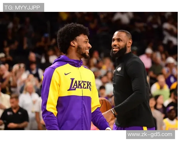 詹姆斯父子同台时刻来临布朗尼正式宣布参加NBA选秀