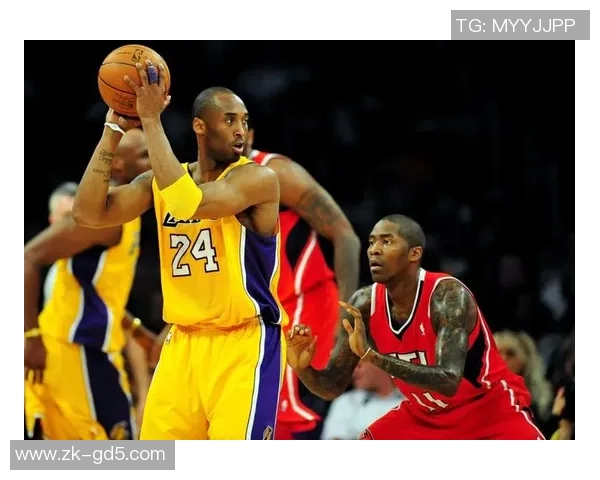 克劳福德与科比的巅峰对决:篮球场上的传奇较量与荣耀时刻 克劳福德与科比的巅峰对决:篮球场上的传奇较量与荣耀时刻