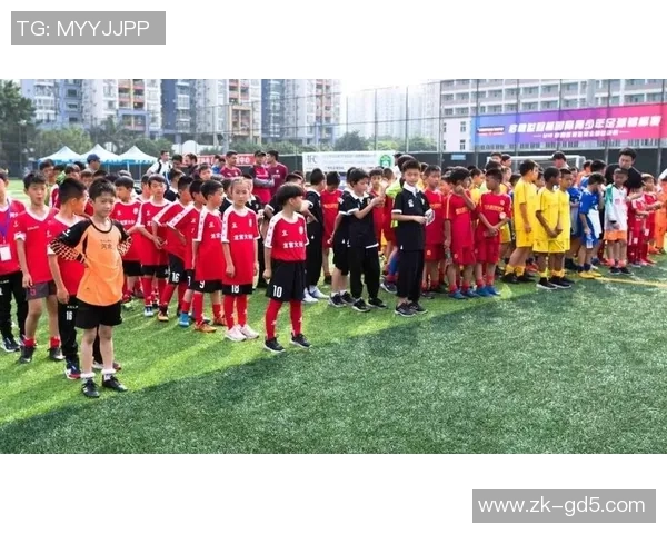足球小将迎战重庆世康全力争胜展现青春风采与团队精神